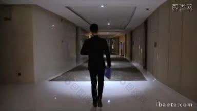 4K职场经理人走在商务酒店走廊